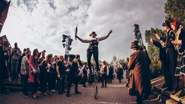 蒸汽朋克風(fēng)格的員工派對(duì)活動(dòng)轉(zhuǎn)身策劃成一個(gè)迷你的明日世界，酷酷酷