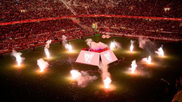 梯形屏幕的舞美設(shè)計(jì)點(diǎn)燃了冠軍慶典活動(dòng)現(xiàn)場(chǎng)，策劃亮點(diǎn)層層點(diǎn)亮現(xiàn)場(chǎng)