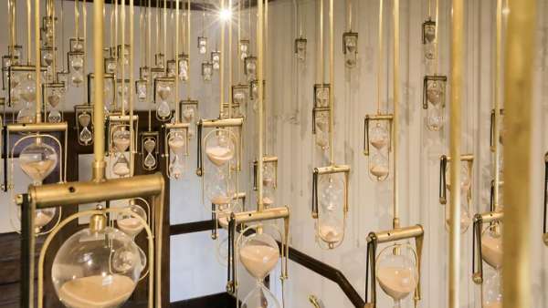 用150個(gè)沙漏打造的藝術(shù)展覽活動(dòng)裝置，妥妥地體現(xiàn)了時(shí)間的復(fù)雜性