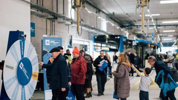 公交線路為社區(qū)的年輕人和老年人策劃了一場別致的開通儀式活動