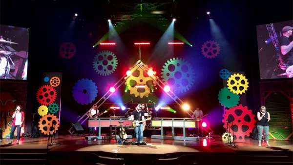 七彩齒輪的舞美設計增加了慶典活動策劃的層次感