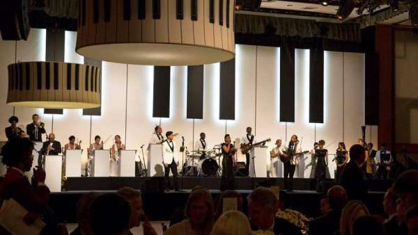 鋼琴黑白鍵的活動(dòng)舞美設(shè)計(jì)沒(méi)見(jiàn)過(guò)吧，這場(chǎng)慶典活動(dòng)策劃的舞臺(tái)亮眼了