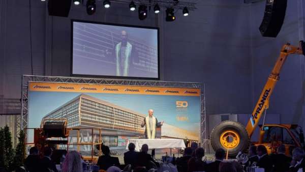 這次的VIP活動(dòng)現(xiàn)場策劃的一排排工程吊裝讓人莫名肅然起敬