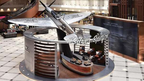 快閃展覽活動竟策劃了一架銀翼噴火戰(zhàn)斗機(jī)，高貴雅致與機(jī)械質(zhì)感撲面而來