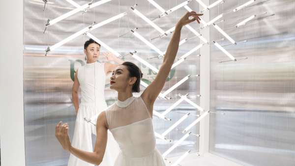 啤酒快閃巡回展覽活動被“啤酒花馬扎燈”藝術(shù)裝置打扮得格外美好