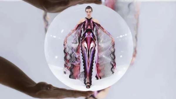 放大鏡扭曲的這場時裝發(fā)布會展覽活動更有詩意了