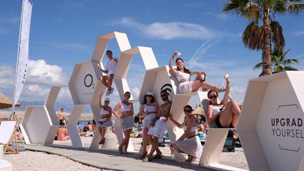 你能想象避孕套的產(chǎn)品發(fā)布展覽活動(dòng)現(xiàn)場(chǎng)嗎？六角形裝置很顯眼