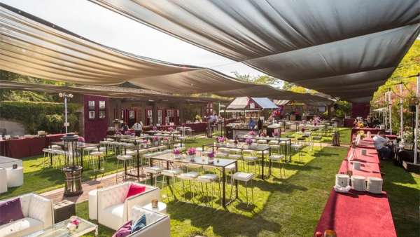 戶外派對活動策劃的粉紅色窗簾搭建的露天帳篷舒適感極強(qiáng)