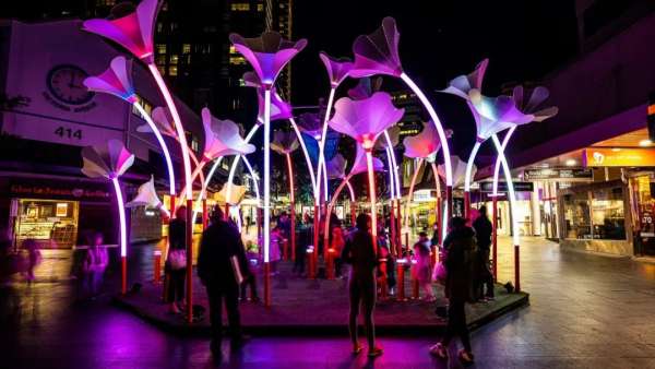 藝術(shù)展覽活動(dòng)裝置留聲機(jī)，用巨大的“喇叭花”激活你安靜的夜晚