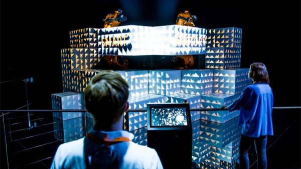 品牌新品發(fā)布展覽活動(dòng)強(qiáng)化了視覺感官的重要性，展廳形式對(duì)比鮮明