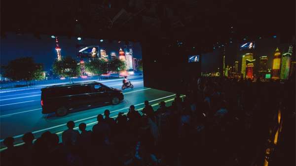 奔馳汽車發(fā)布會(huì)活動(dòng)策劃的小劇場打破傳統(tǒng)，吸引了觀眾的吸引力