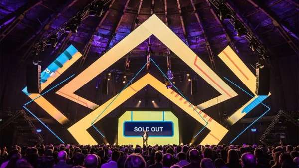 短期住宿峰會(huì)活動(dòng)策劃了內(nèi)容豐富的座談會(huì)，其舞美設(shè)計(jì)酷炫得不要不要的