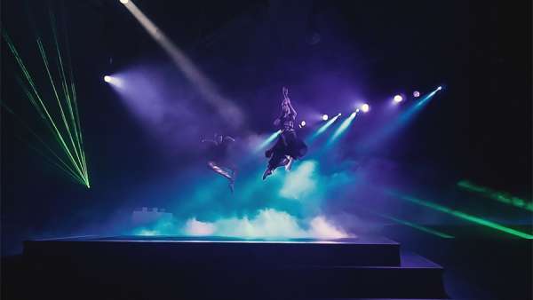 慈善晚會(huì)活動(dòng)專(zhuān)門(mén)策劃制作的旁白拉開(kāi)了盛典的序幕，空中表演更精彩