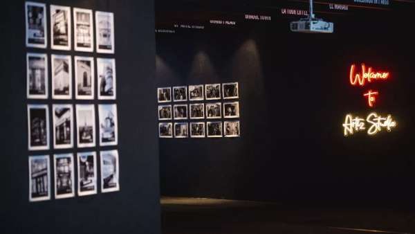 快閃式婚紗藝術(shù)展覽活動(dòng)策劃的主題場(chǎng)景完美COPY了巴黎時(shí)尚藝術(shù)