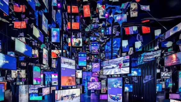 未來(lái)感十足的快閃店展覽活動(dòng)掀起了一場(chǎng)探索創(chuàng)意的實(shí)驗(yàn)風(fēng)