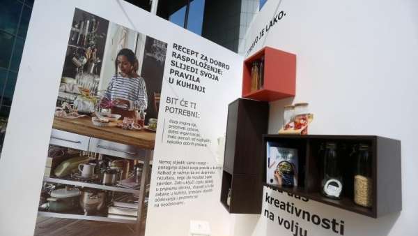 宜家以戶外快閃店展覽活動(dòng)的形式詮釋了家居商品目錄的某些產(chǎn)品