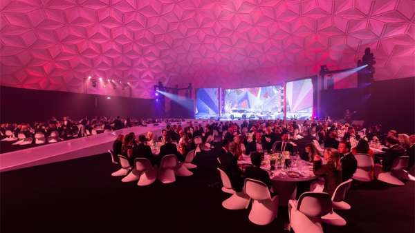 這場汽車發(fā)布會活動更像是一場藝術表演，策劃的節(jié)目無縫匹配了新車的發(fā)布