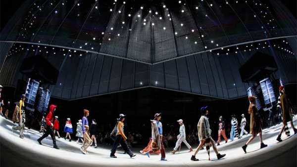 國(guó)內(nèi)服裝品牌發(fā)布會(huì)活動(dòng)策劃的舞美驚艷了全場(chǎng)