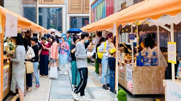 這個甜品嘉年華活動策劃得太甜蜜了，下雨都擋不住欣賞的腳步