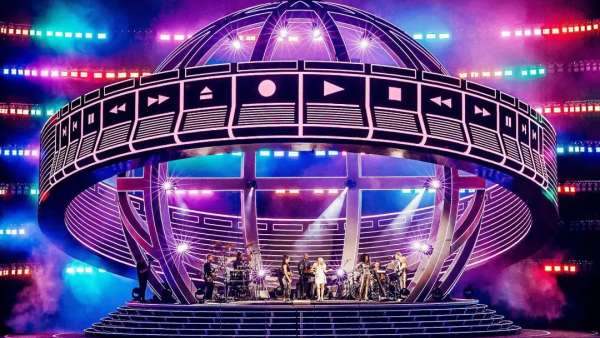 懷舊風(fēng)格的演唱會(huì)活動(dòng)策劃了一個(gè)13.5米的巨大地球形狀舞臺(tái)
