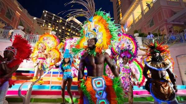 訂婚峰會的泳池歡迎派對活動策劃夠明亮，驚嘆的娛樂讓賓客驚呼