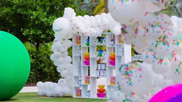 峰會(huì)活動(dòng)的休息派對活動(dòng)策劃很彩虹，巨大彩球和彩虹甜品超陽光