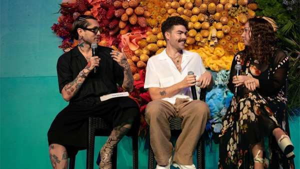 全體大會(huì)活動(dòng)策劃的明亮顏色和花朵裝飾，與熱帶主題匹配度超高