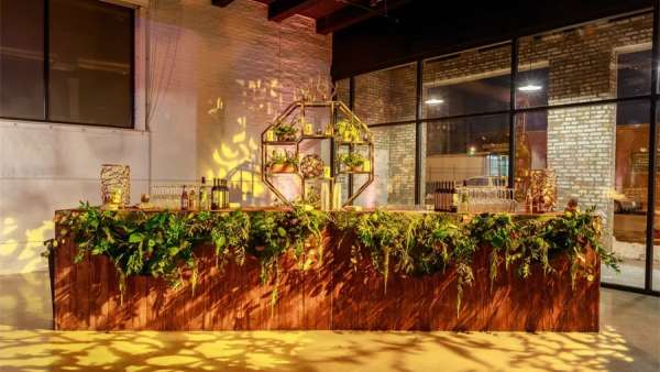 當(dāng)落日黃遇上綠植和粉色光圈，這場派對(duì)活動(dòng)策劃更生機(jī)盎然了