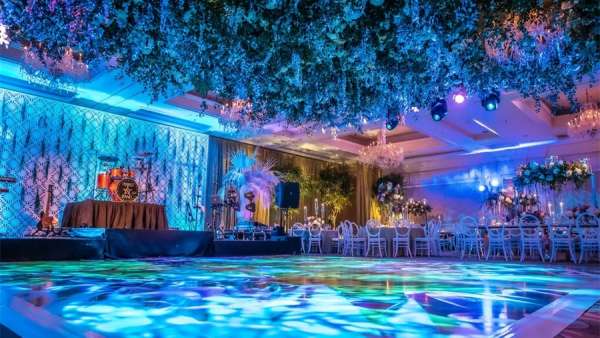 熱帶主題派對活動策劃的各色花卉布置打破了傳統(tǒng)的棕櫚樹風(fēng)