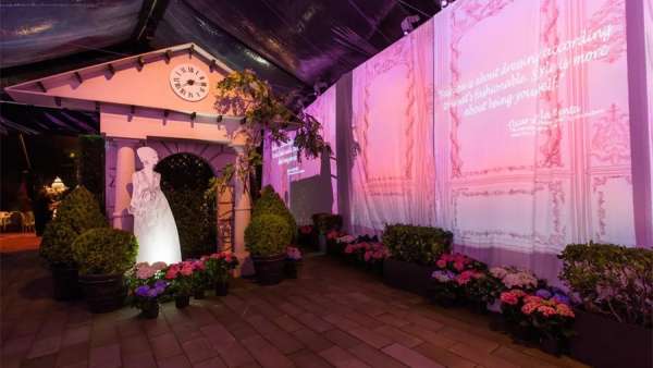 禮服回顧展覽晚宴活動(dòng)處處顯精心，高級(jí)格調(diào)隨處可見(jiàn)