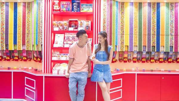 4000尺的糖果展覽活動(dòng)準(zhǔn)備了潮流打卡點(diǎn)，還能DIY棒棒糖呢