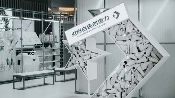 白色火焰快閃店展覽活動(dòng)的火焰“燒”得很旺,還能現(xiàn)場(chǎng)個(gè)性化定制