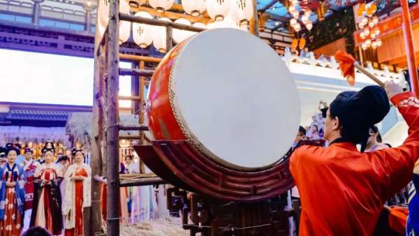 古代創(chuàng)意市集活動(dòng)現(xiàn)場(chǎng)驚現(xiàn)百余位漢服同胞，策劃表演體驗(yàn)十足