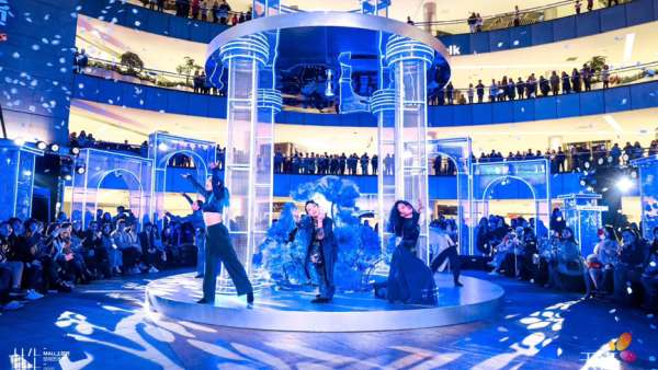 天街的空間藝術(shù)展覽活動(dòng)裝置攝取古羅馬建筑特色，藝術(shù)感超強(qiáng)