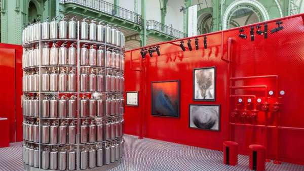 “著火”主題展覽活動策劃了一場全新的視覺體驗，滅火器很搶鏡