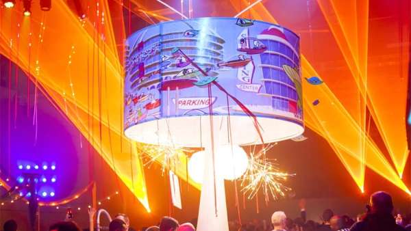 Peak6周年慶典活動策劃的電視劇布景設計燃炸了整個直升機機庫