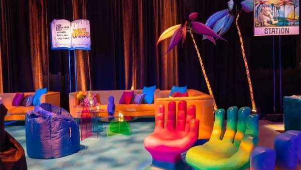 書籍主題的周年活動(dòng)策劃現(xiàn)場，50英尺的“焦點(diǎn)樹”太吸睛了