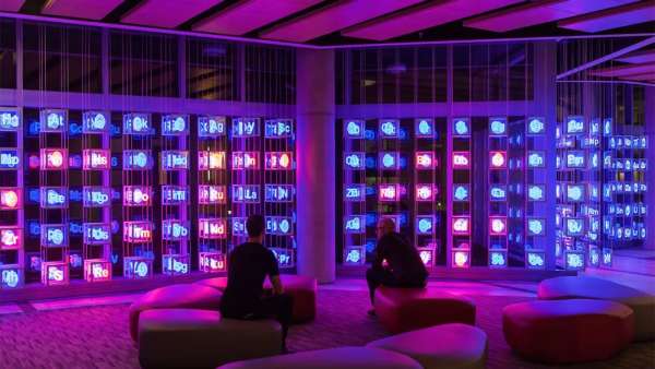 聽說這個化學(xué)元素周期表展覽活動的互動裝置還能演奏詩歌