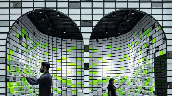 Opium在機(jī)場里的弧形結(jié)構(gòu)快閃店展覽活動也太吸睛了吧，打CALL