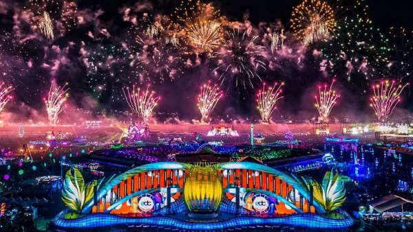 EDC電音節(jié)活動(dòng)策劃的舞臺(tái)正中的花朵仿佛散發(fā)著神秘花香