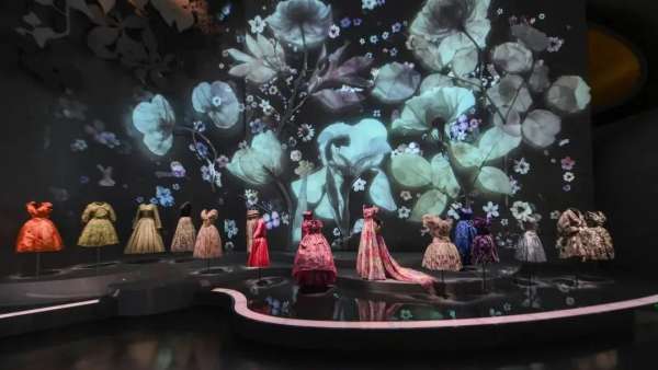 法國Dior70周年巡回展覽活動策劃帶來了史上250件精美作品