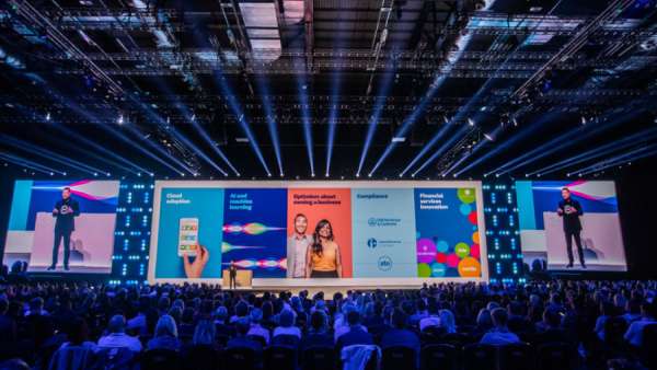 最美行業(yè)活動(dòng)策劃Xero大會(huì)，舞臺(tái)上RGB燈珠視覺效果杠杠