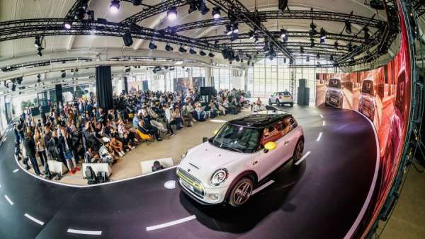 MINI電動(dòng)車全球發(fā)布會(huì)活動(dòng)策劃的車道舞美雖然簡(jiǎn)約卻很溫馨