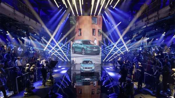 越野車全球發(fā)布會活動策劃的特殊玻璃門很有吸引力