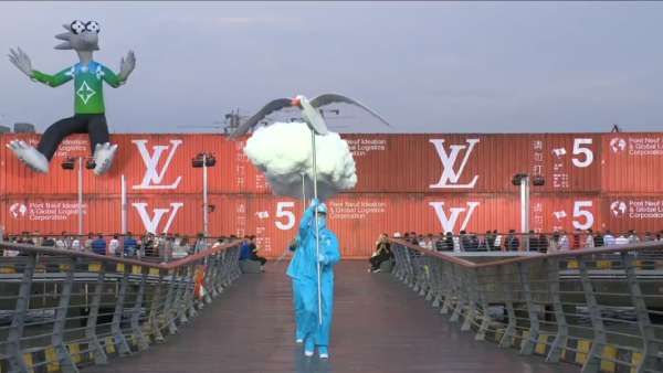 LV2021漂流瓶主題男裝春夏發(fā)布會活動策劃的吉祥物氣模挺萌的