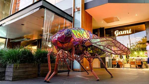 聽說這個(gè)購物中心混進(jìn)了幾只閃閃發(fā)光的巨型昆蟲，瞧瞧去！