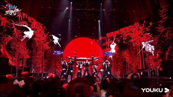 綜藝活動(dòng)策劃的視覺創(chuàng)作與其它元素巧妙搭配，立馬升華了節(jié)目效果