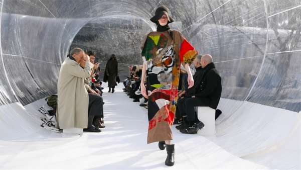 Kenzo時裝發(fā)布會活動策劃的透明管狀充氣結(jié)構(gòu)環(huán)保概念極強(qiáng)