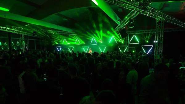 AMG圣誕派對活動策劃仿佛漂浮在激光的天空中，好看