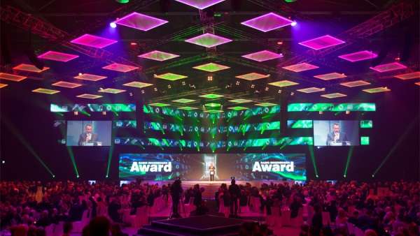 德國(guó)彩虹廣播獎(jiǎng)活動(dòng)策劃的舞美照明帶來(lái)了震撼的視覺(jué)效果